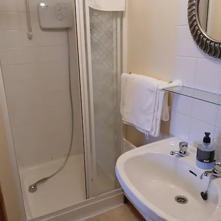 Проживание в семье Roshine Hill *